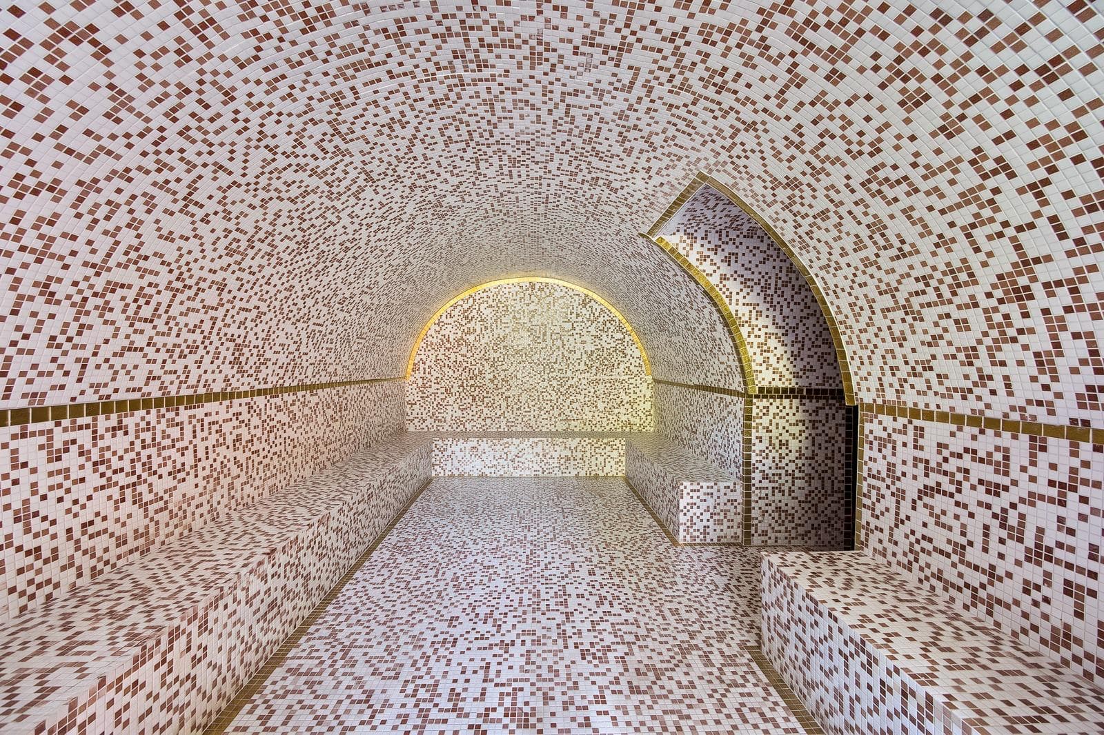 Turkish steam bath with shimmering golden mosaic in the Punkt XII wellness area