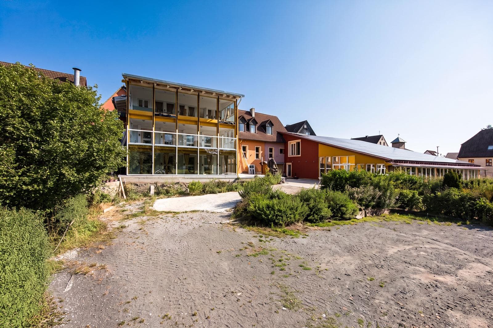 Der weite Innenhof von Punkt XII mit Blick auf die Häuser