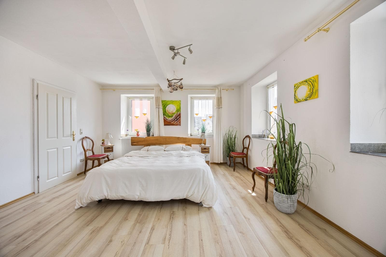 Helles, ruhiges Gästezimmer mit Holzboden