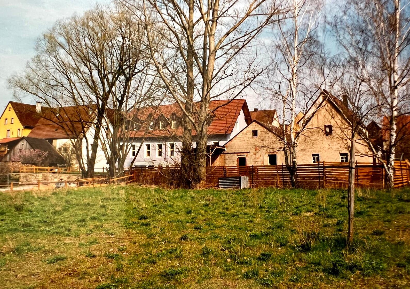 Blick über die Wiese auf den ganzen Hof von Punkt XII im Steigerwald