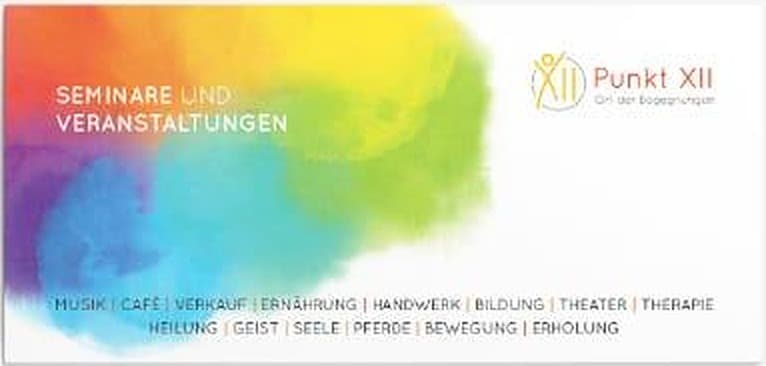Vorderseite der Visitenkarte von Punkt XII: „Seminare und Veranstaltungen“ auf einem Aquarell-Farbverlauf, daneben das Logo und die Bereiche Musik, Café, Verkauf, Ernährung, Handwerk, Bildung, Theater, Therapie, Heilung, Geist, Seele, Pferde, Bewegung, Erholung