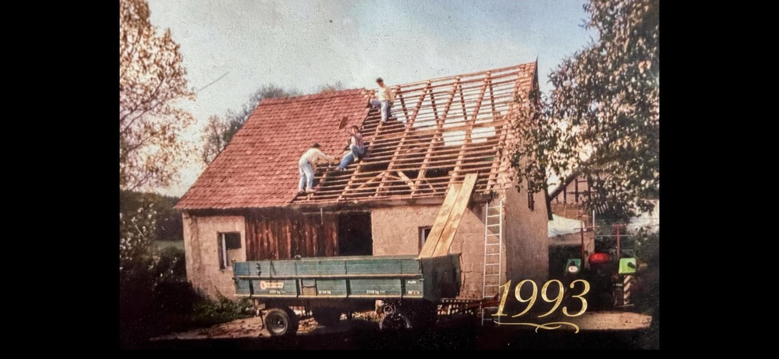 1993 – der Bau des Hauses: das Dachgebälk entsteht in Eigenleistung