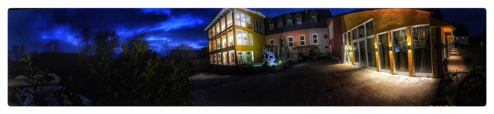 Panorama von Punkt XII zur blauen Stunde – der Gebäudekomplex im Steigerwald