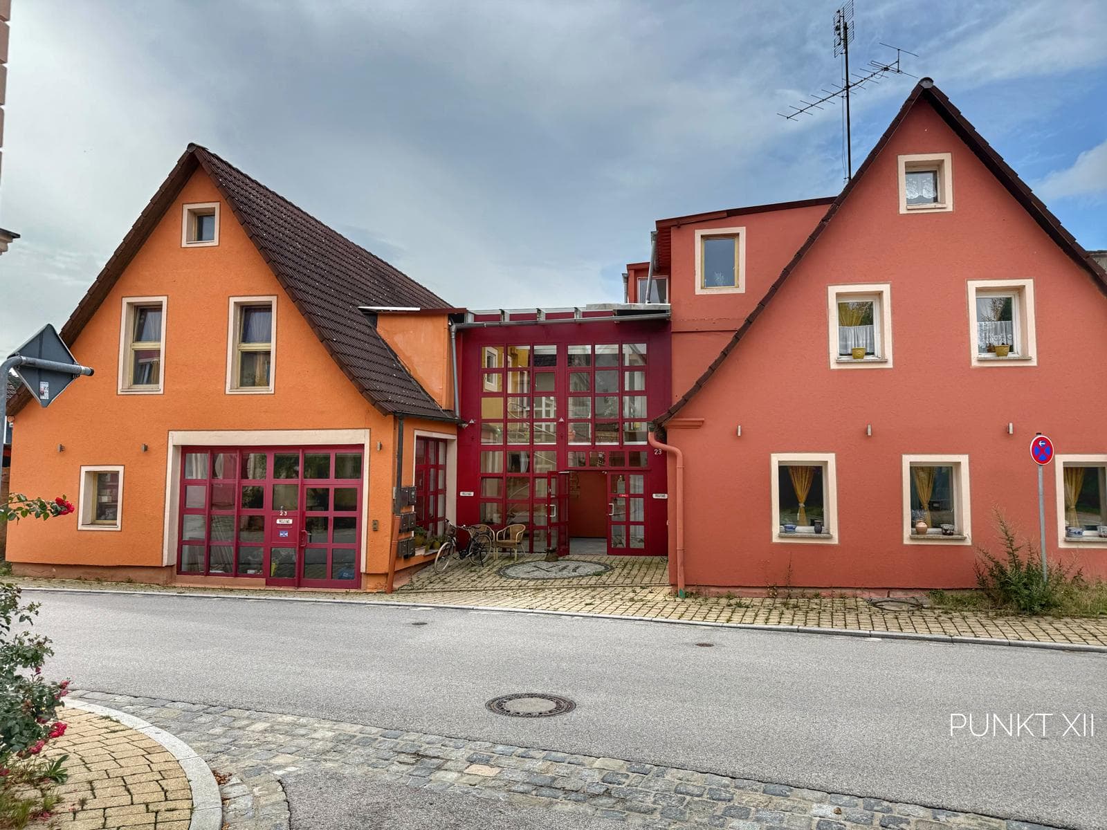 Die warm gefärbten Häuser von Punkt XII im Steigerwald