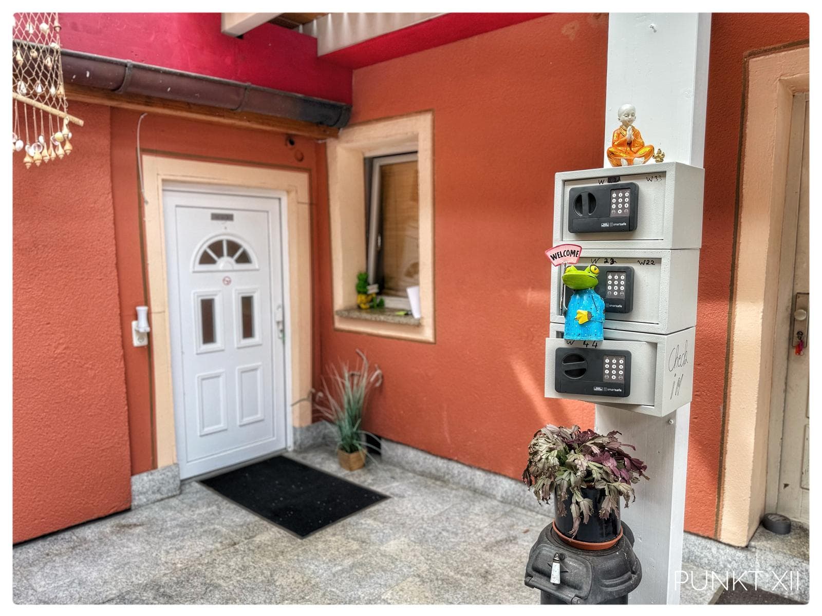 Self-Check-in: Schlüsselsafes mit den Wohnungsnummern W2, W3 und W4 am Eingang