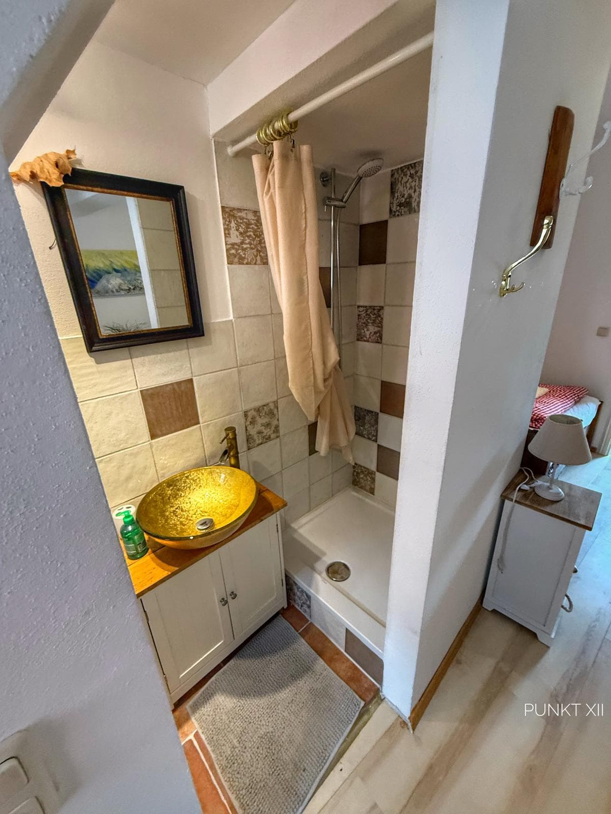 Gäste-Bad mit goldener Waschschale und Dusche im Wellnessbereich von Punkt XII