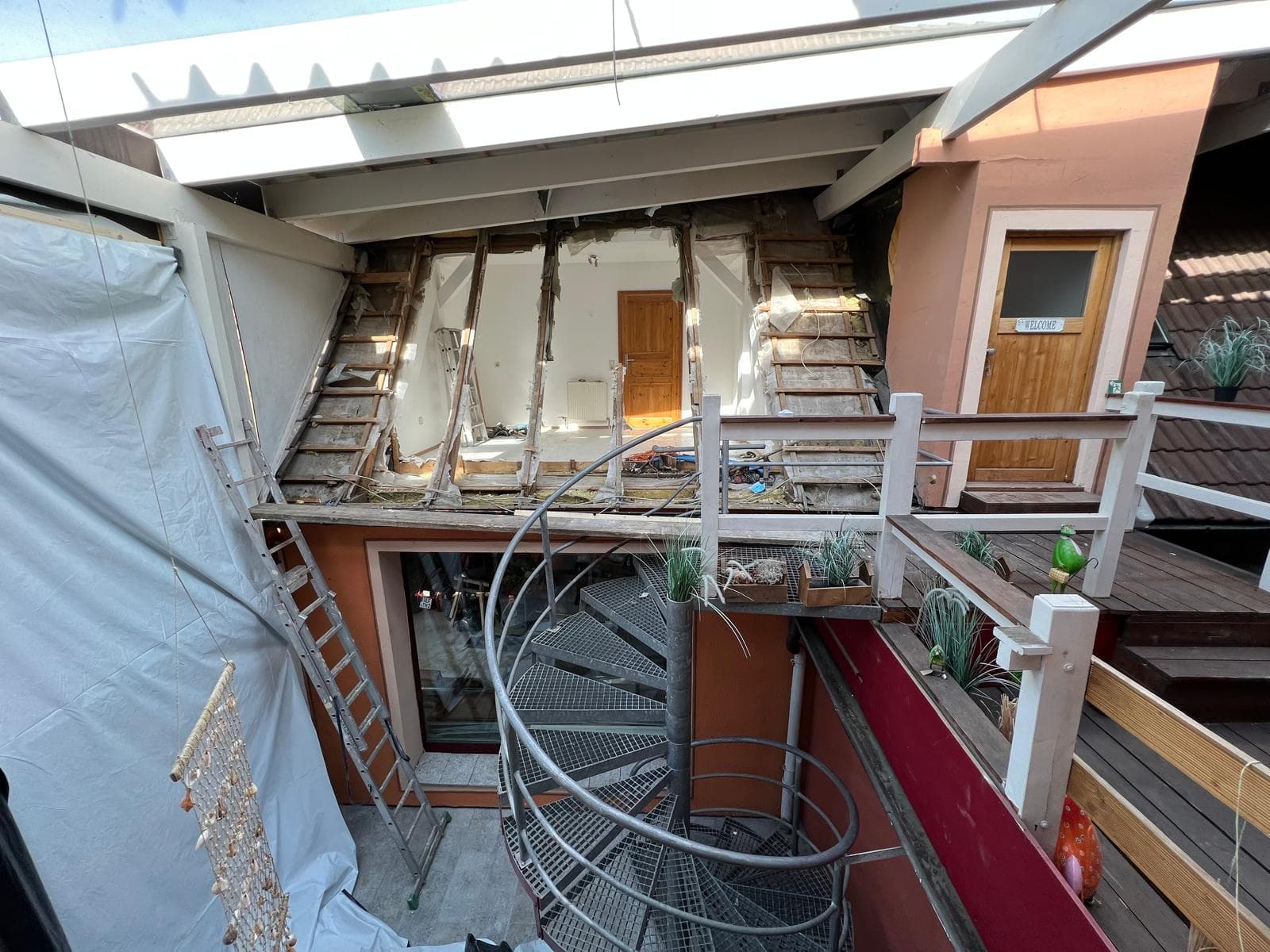 Tätigkeitsbericht – laufende Arbeiten am überdachten Innenhof mit der Wendeltreppe